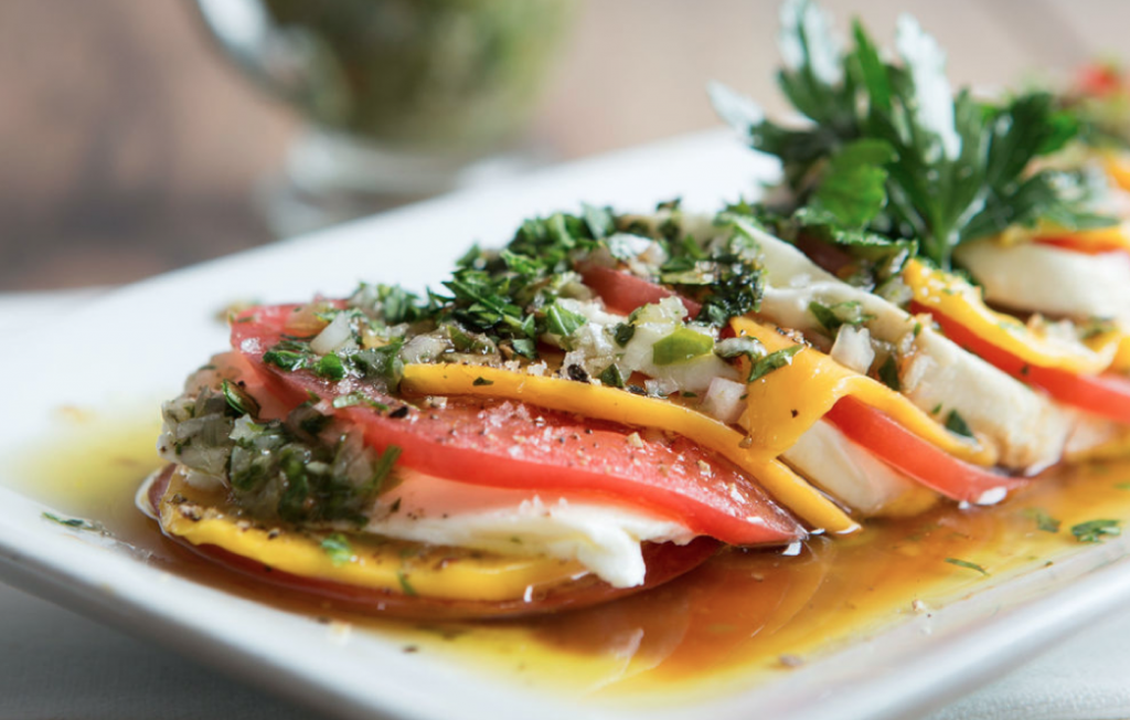 Salade de mozzarella di bufala, de tomates fraîches, de mangue et de menthe poivrée