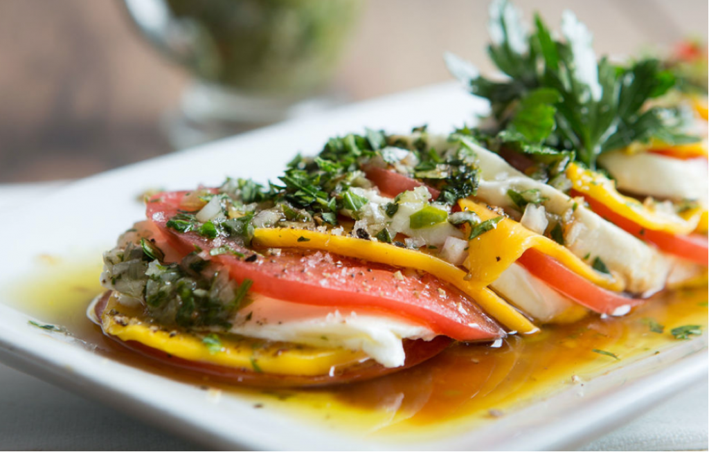 Salade de mozzarella di bufala, de tomates fraîches, de mangue et de menthe poivrée