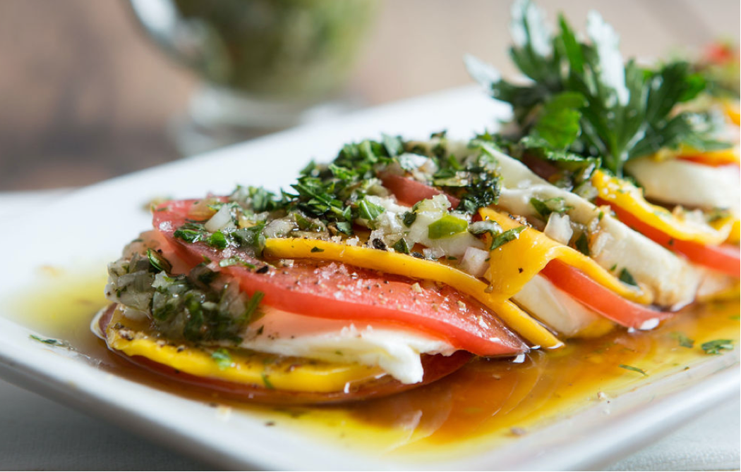 Salade de mozzarella di bufala, de tomates fraîches, de mangue et de menthe poivrée