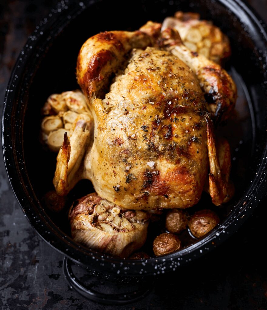 Poulet rôti aux quatre têtes d’ail, herbes et touche de citron