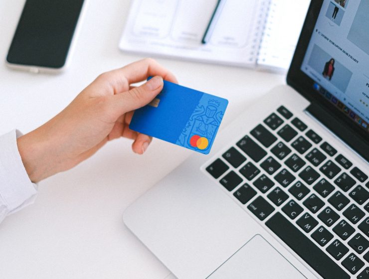 Comparateur de cartes de crédit : Obtenez les meilleures récompenses selon vos besoins!