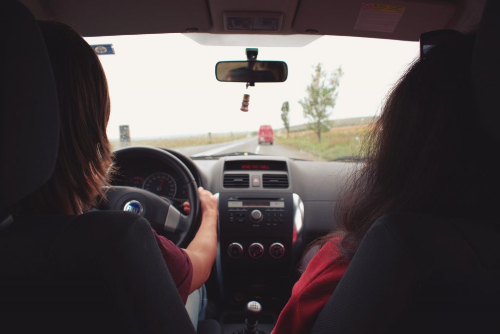 Monitrice en conduite automobile