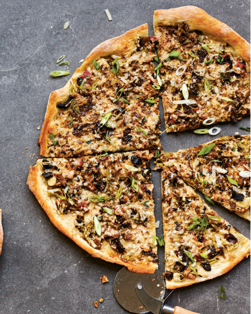 Pizza fine aux champignons et oignons verts