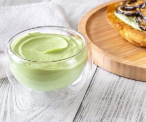 Pouding avocat, thé matcha et chocolat blanc