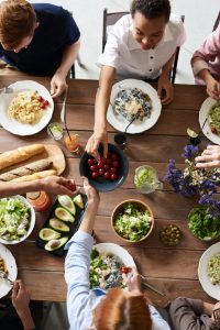 Manger ensemble entre amis
