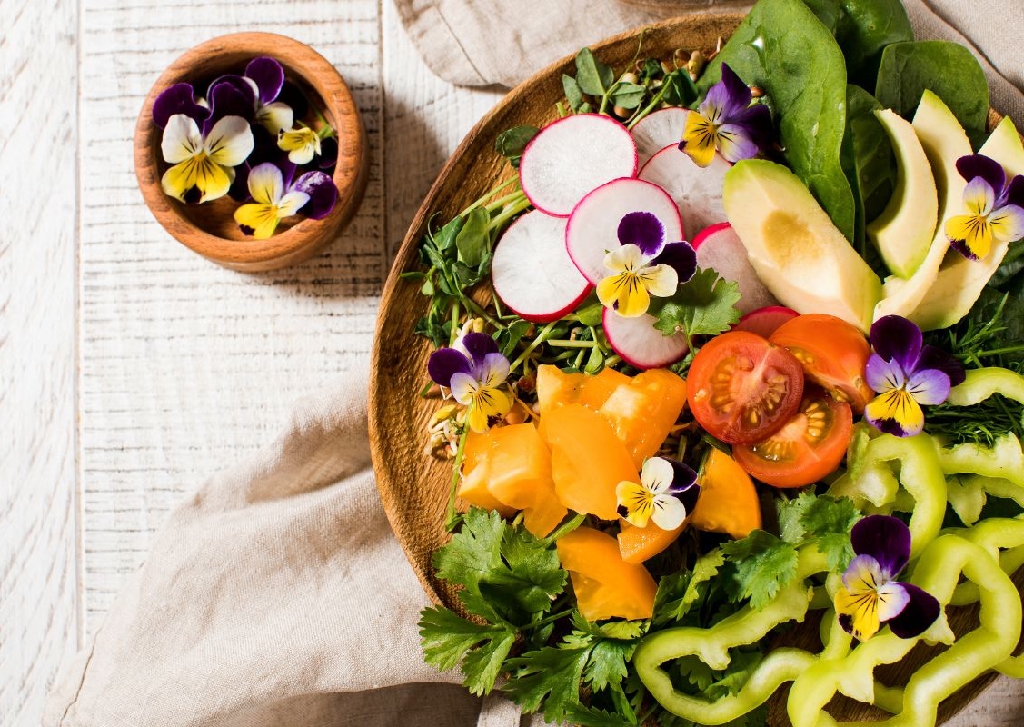 salade avec fleurs comestibles