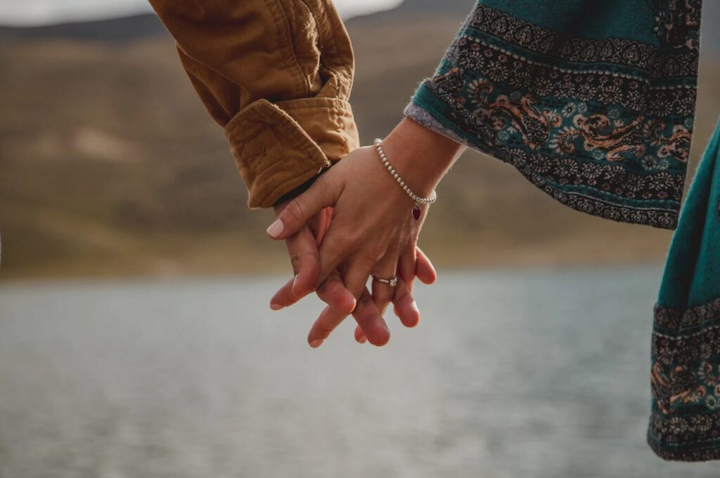 amoureux main dans la main