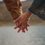 amoureux main dans la main