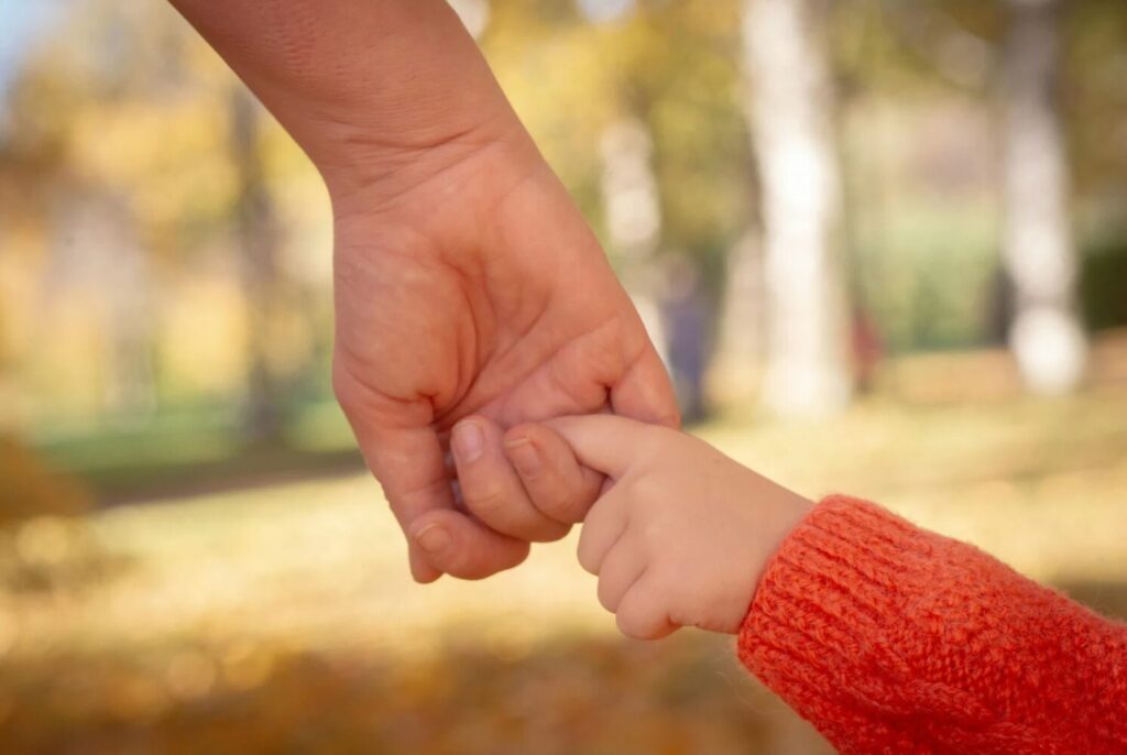 Tenir la main petits- enfants