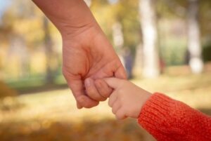 Tenir la main petits- enfants